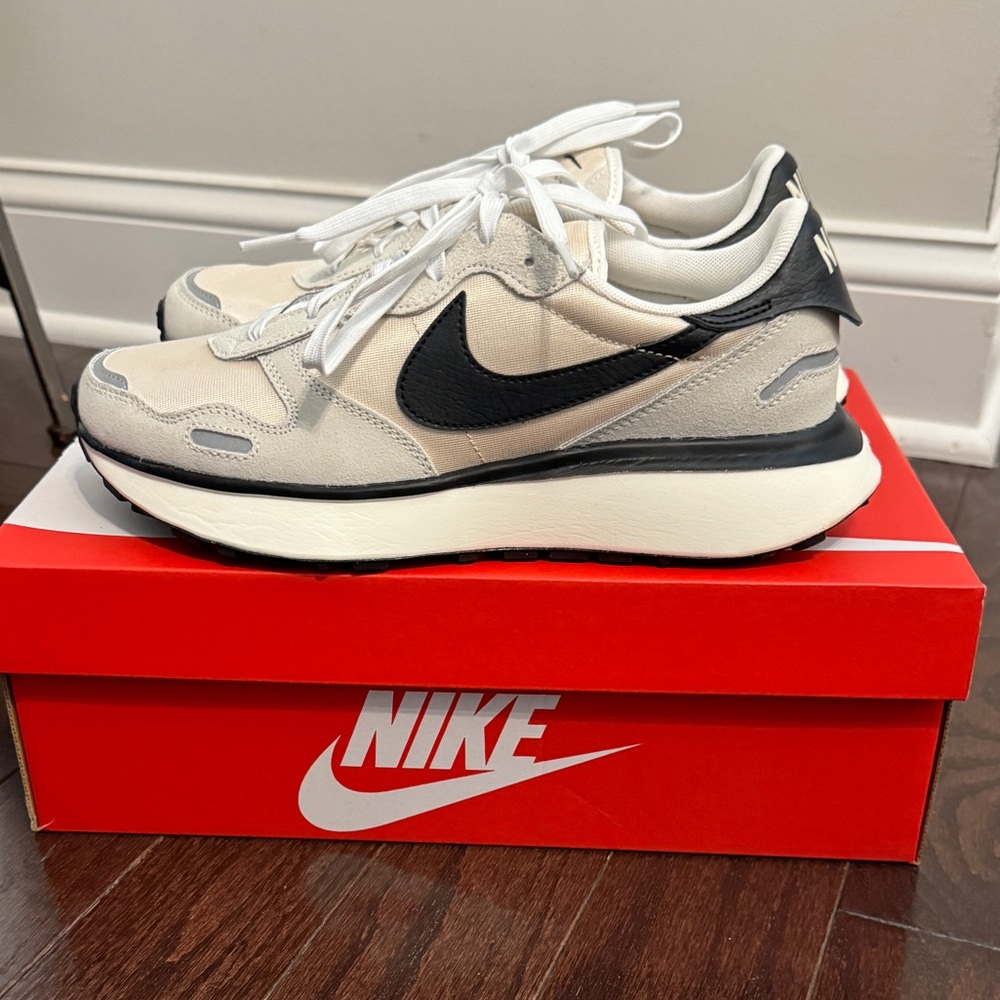 Nike Phoenix Waffle Size 9